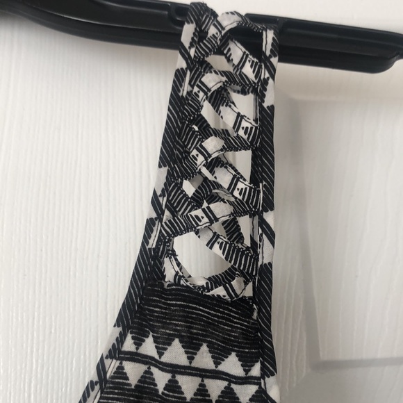 Black & white flowy high low tank - Picture 2 of 5